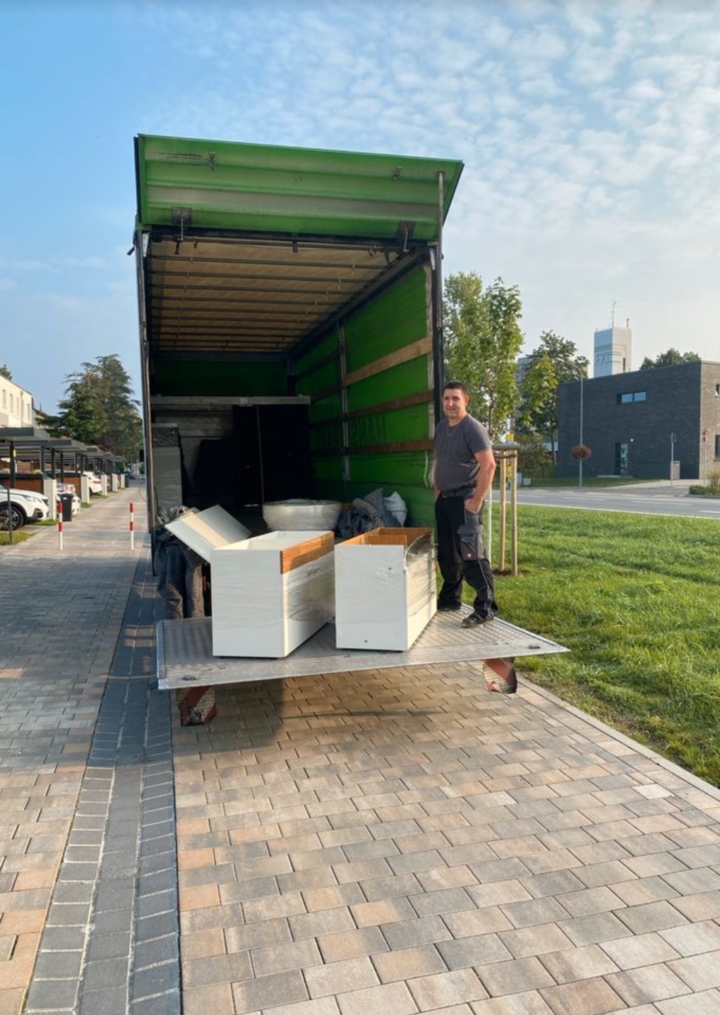 Mitarbeiter von GRAMA-UMZÜGE beim Beladen des Umzugs-LKW