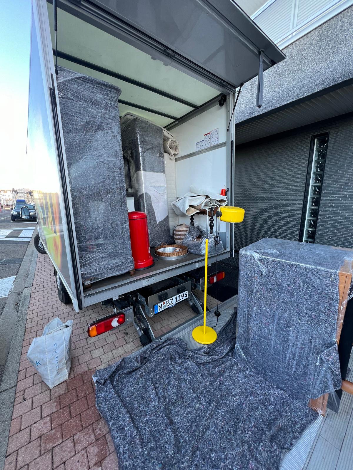Sorgfältig gesicherte Möbel im Umzugstransporter